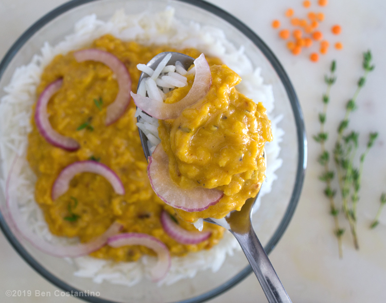 Jamaican curry lentils garnished with red onion